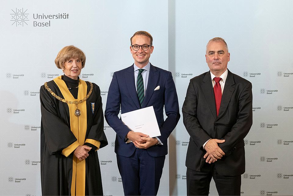 Foto mit Rektorin Andrea Schenker-Wicki (links), Dr. Dario Ammann (mitte) und Dekan Wolfgang Wohlers