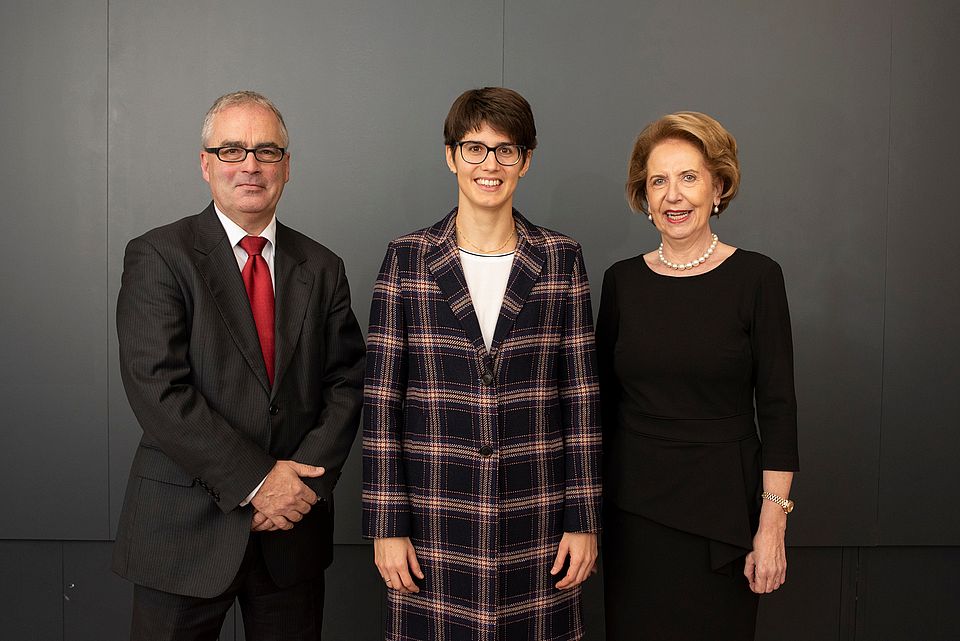 Foto mit Dekan Wolfgang Wohlers (links), Dr. Raphaela Cueni (mitte) und Rektorin Andrea Schenker-Wicki (rechts)